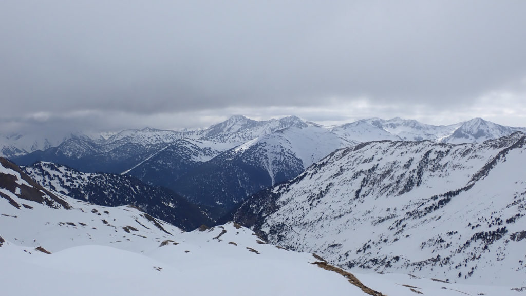 Vistas al Pirineo con los bosques de Montgarri en el centro e izquierda. Las montañas del centro: Pic de Mont Roig a la izquierda y el Pic de La Gallina a la derecha